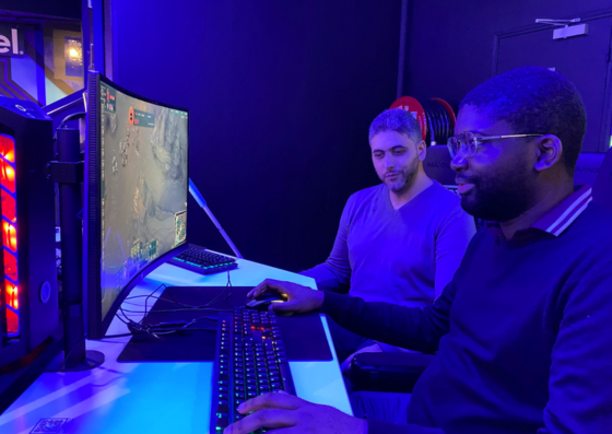 Un testeur non-voyant aidant à l'accessibilité d'un jeu vidéo