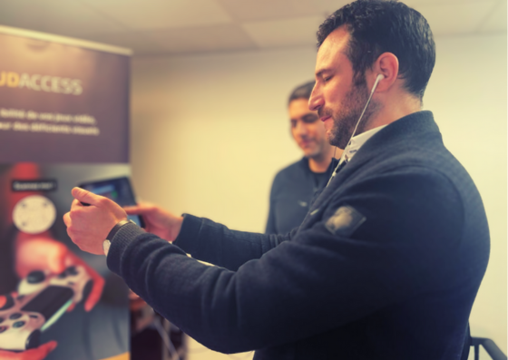 Une personne voyante teste un jeu à l'aveugle