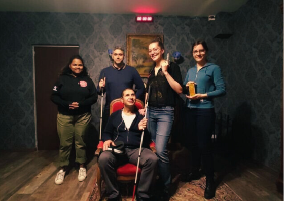 Un groupe de joueurs valides et non-voyants dans un Escape Game